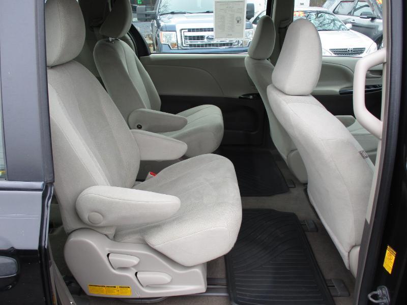 Toyota Sienna FWD 7-Passenger V6 2014