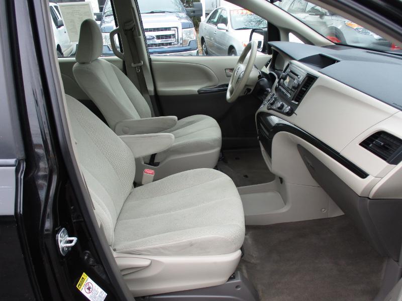 Toyota Sienna FWD 7-Passenger V6 2014