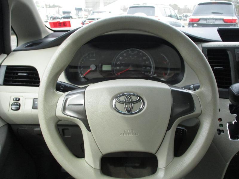 Toyota Sienna FWD 7-Passenger V6 2014