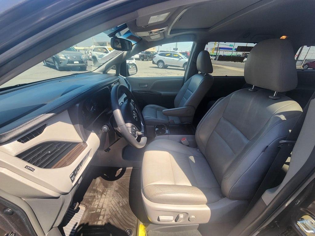 Toyota Sienna  2016