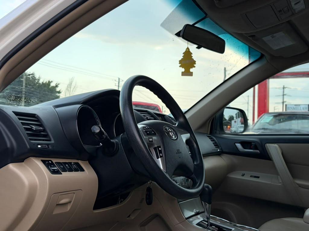 Toyota Highlander Base 2WD I4 2013