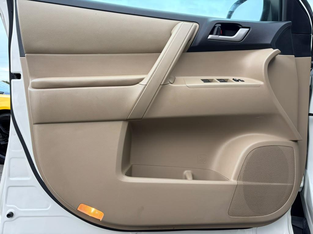 Toyota Highlander Base 2WD I4 2013