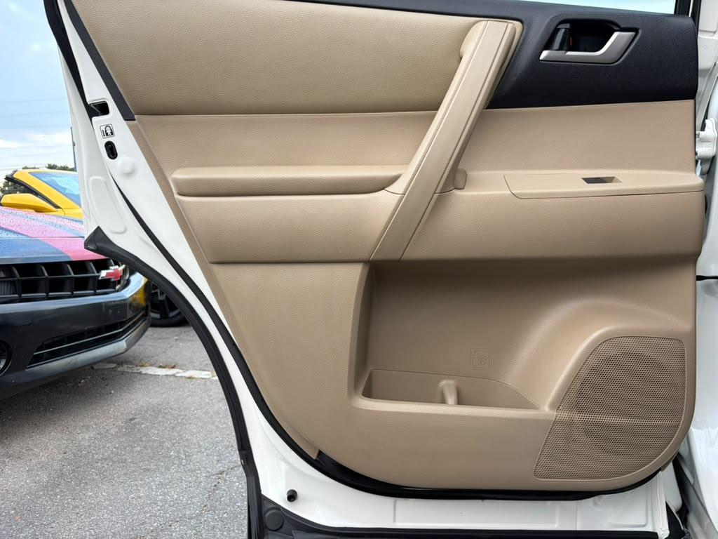 Toyota Highlander Base 2WD I4 2013
