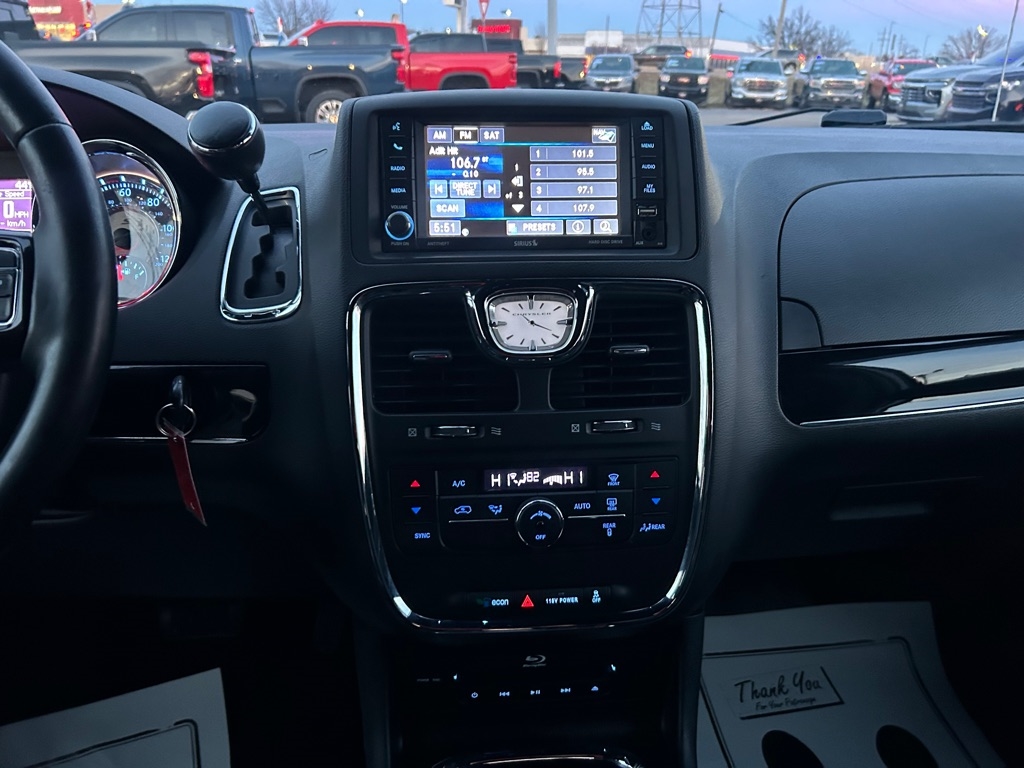 Chrysler Town & Country S 2015