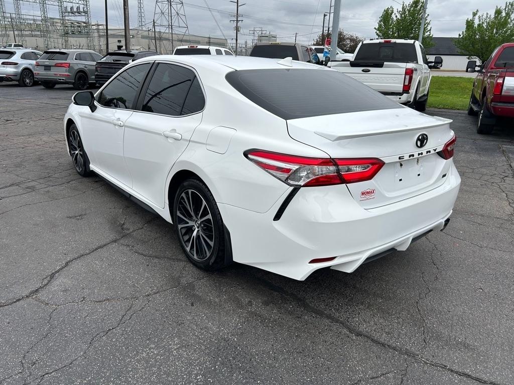 Toyota Camry SE 2020