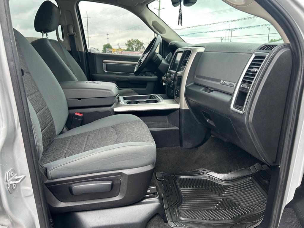 RAM 1500 SLT Crew Cab SWB 4WD 2016