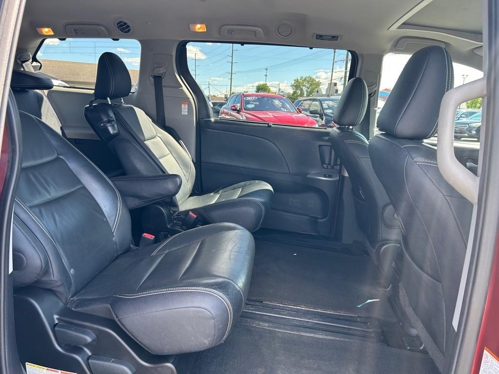 Toyota Sienna SE FWD 8-Passenger FWD V6 2016