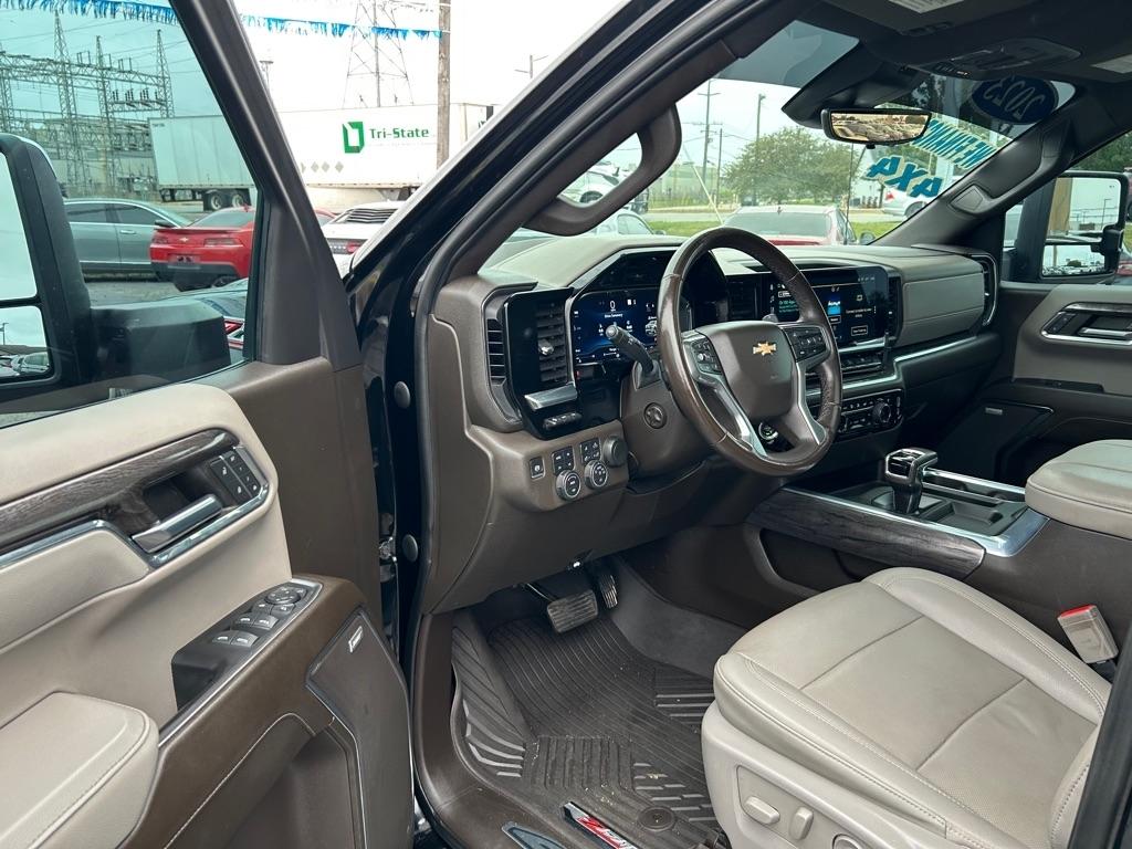 Chevrolet Silverado 1500 LTZ Crew Cab 4WD 2023
