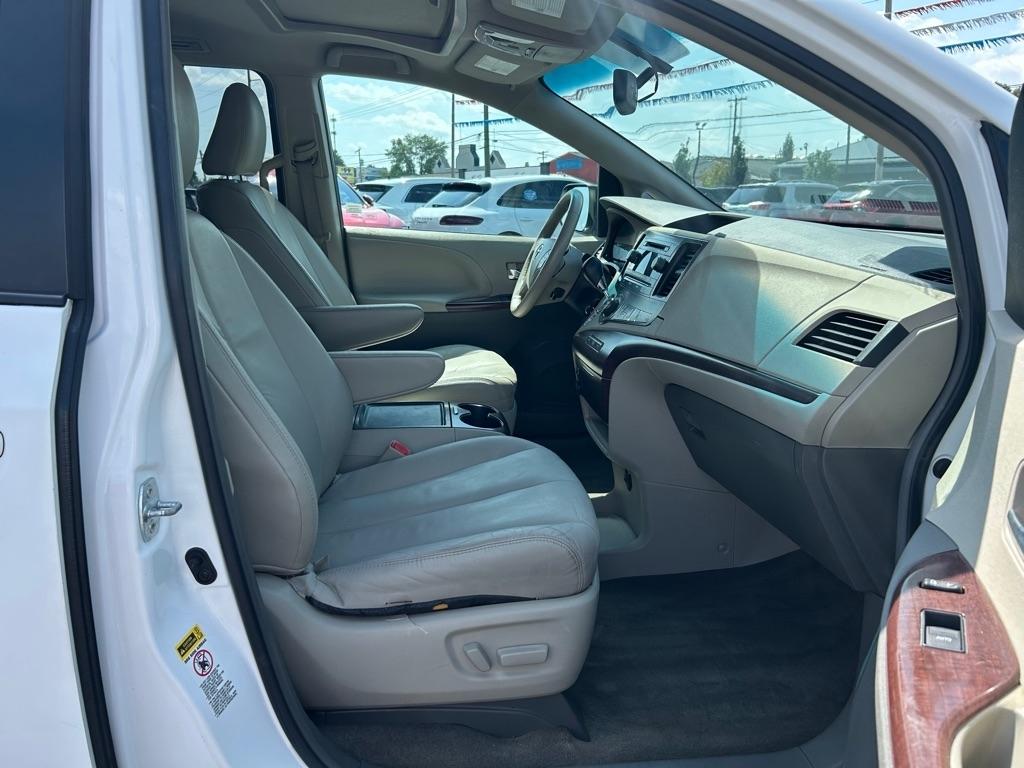 Toyota Sienna XLE FWD 8-Passenger V6 2012