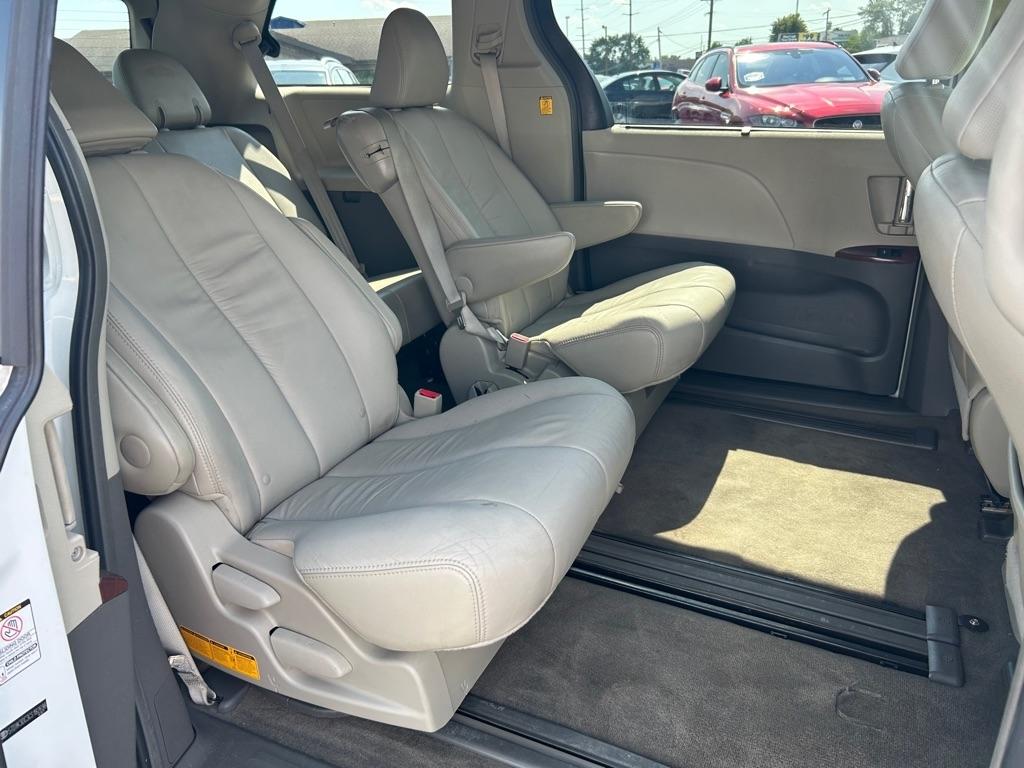 Toyota Sienna XLE FWD 8-Passenger V6 2012
