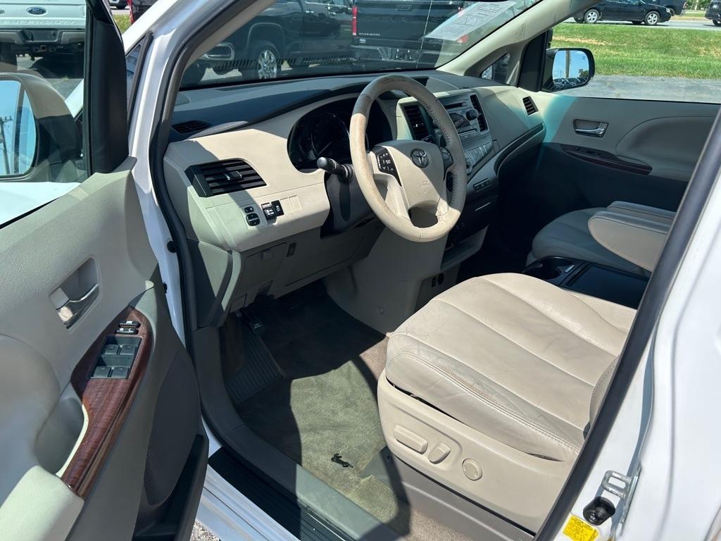 Toyota Sienna XLE FWD 8-Passenger V6 2012