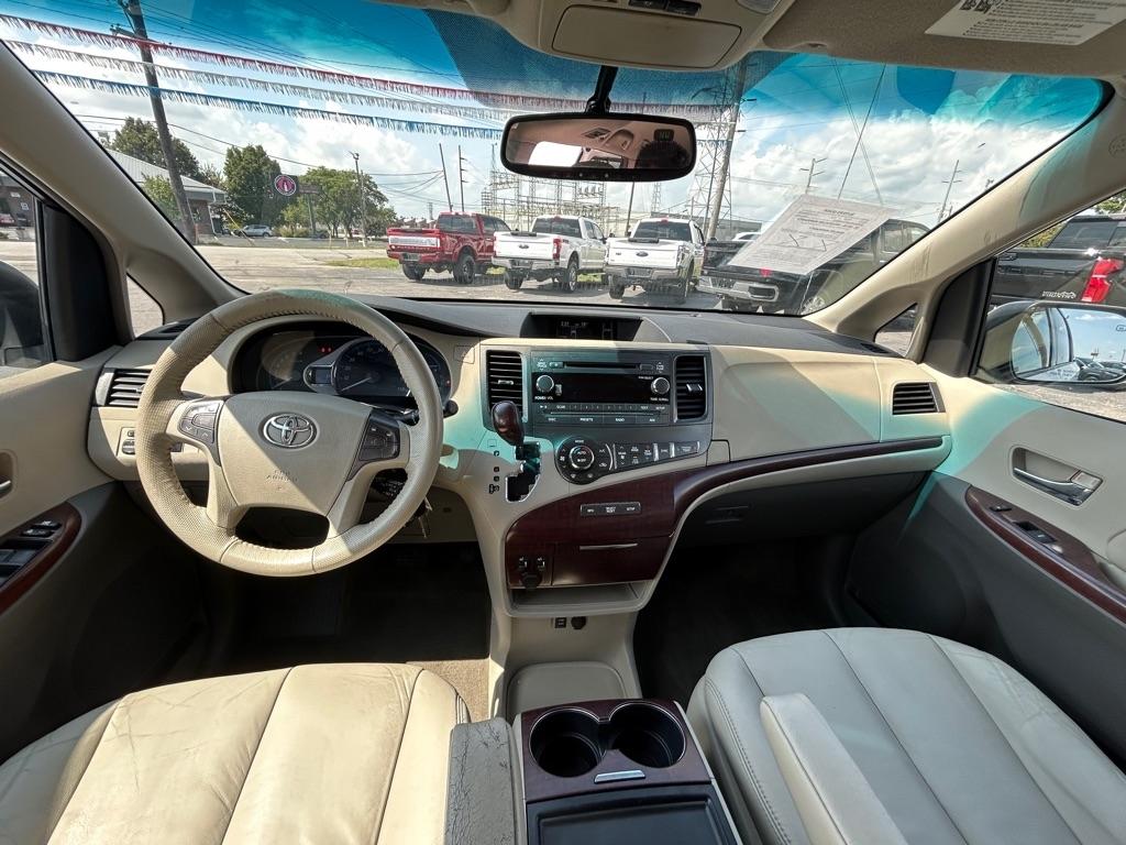 Toyota Sienna XLE FWD 8-Passenger V6 2012