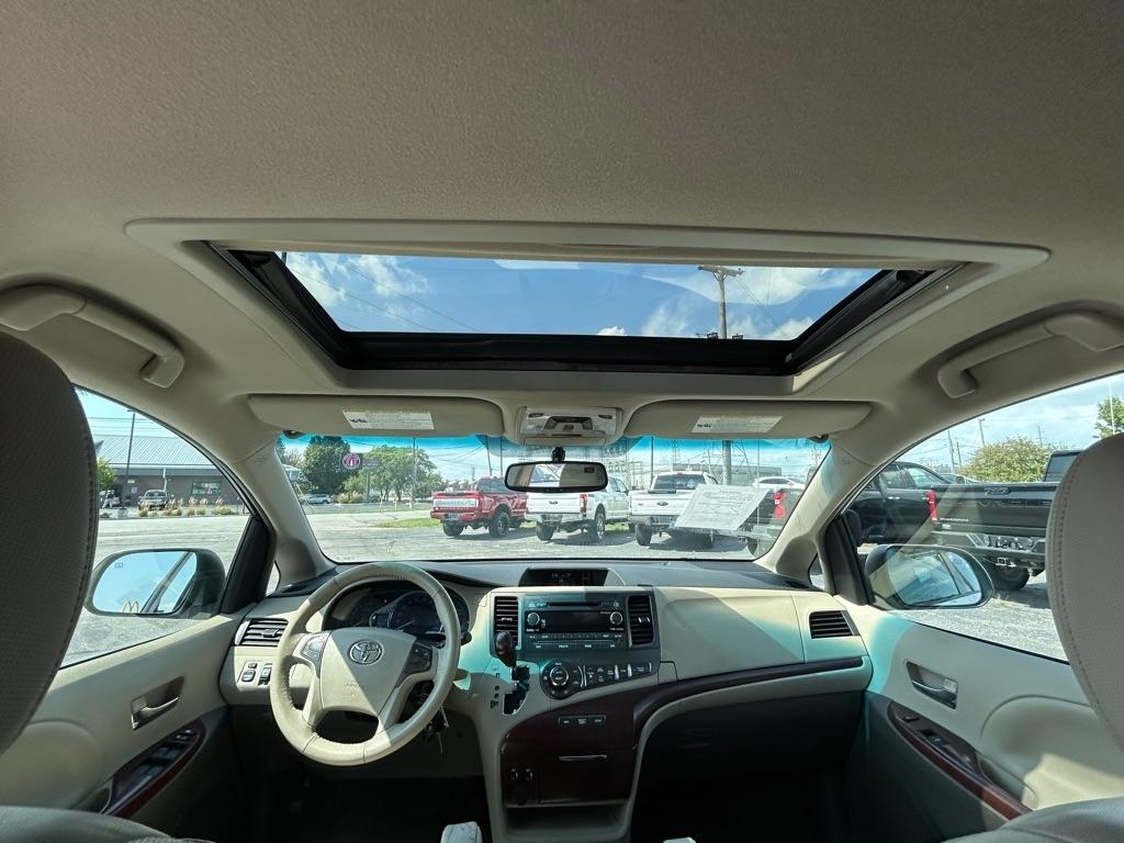 Toyota Sienna XLE FWD 8-Passenger V6 2012