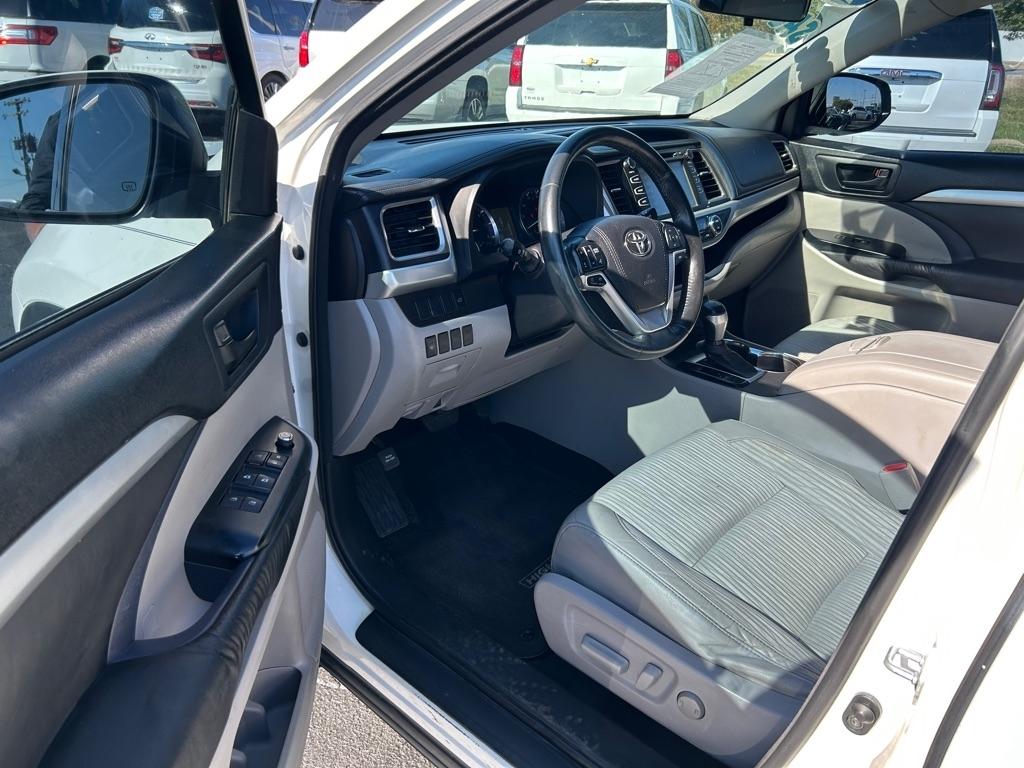 Toyota Highlander LE FWD V6 2016