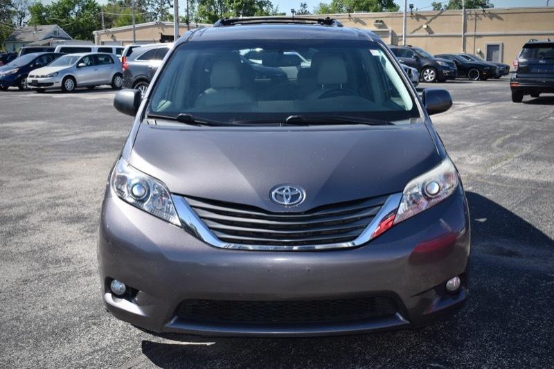 Toyota Sienna XLE AWD 7-Pass V6 2011