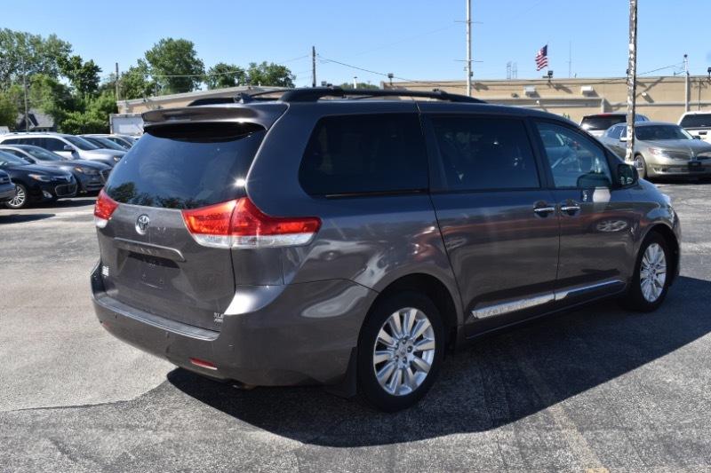 Toyota Sienna XLE AWD 7-Pass V6 2011