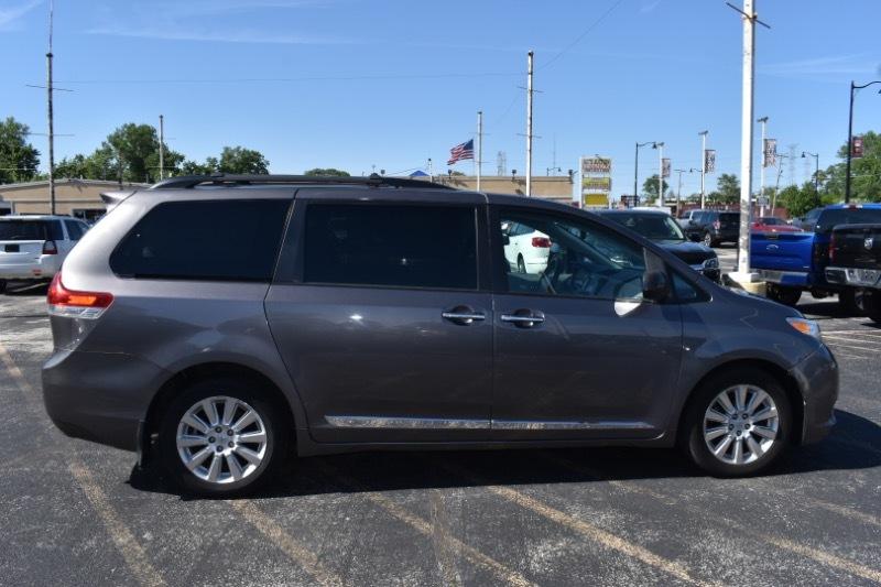 Toyota Sienna XLE AWD 7-Pass V6 2011