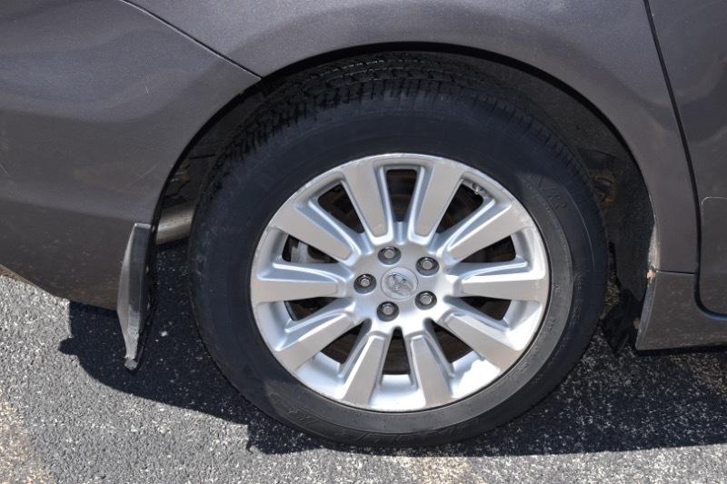 Toyota Sienna XLE AWD 7-Pass V6 2011