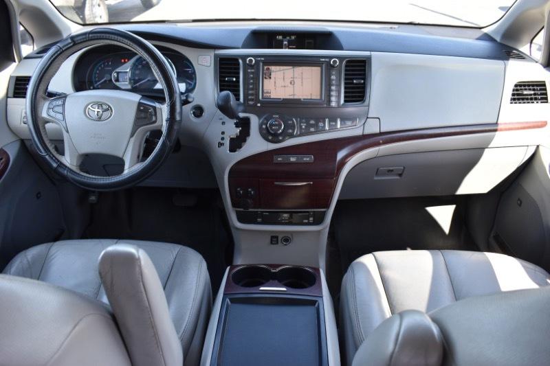 Toyota Sienna XLE AWD 7-Pass V6 2011