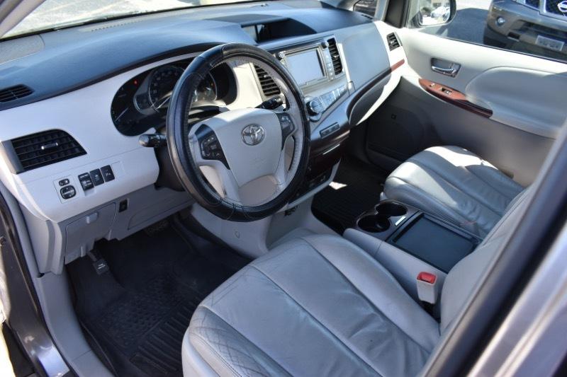 Toyota Sienna XLE AWD 7-Pass V6 2011