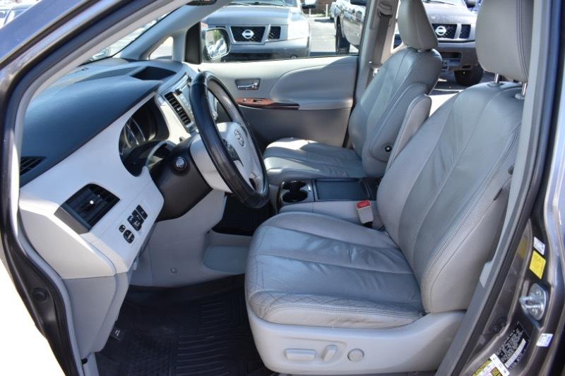 Toyota Sienna XLE AWD 7-Pass V6 2011