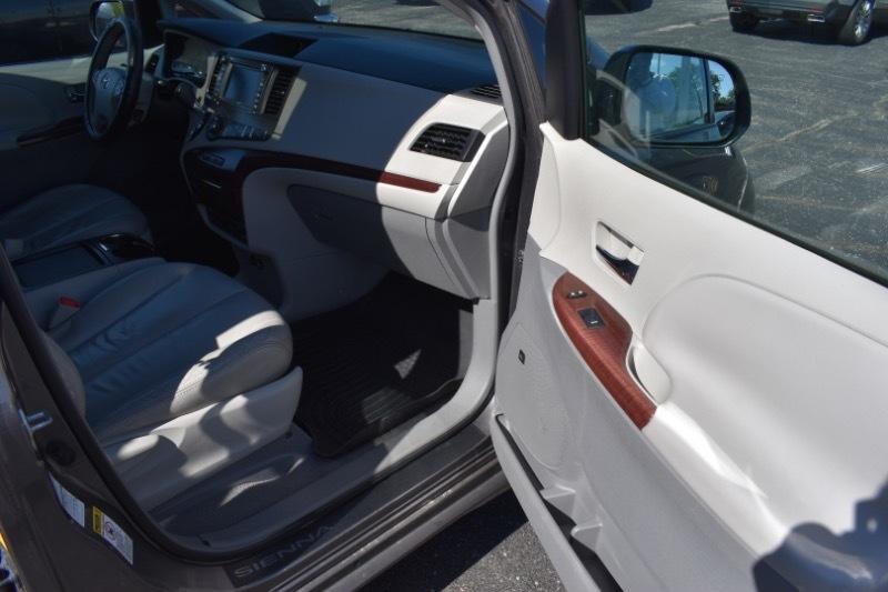 Toyota Sienna XLE AWD 7-Pass V6 2011