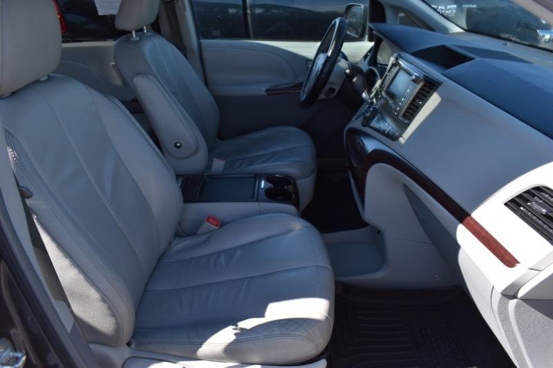 Toyota Sienna XLE AWD 7-Pass V6 2011