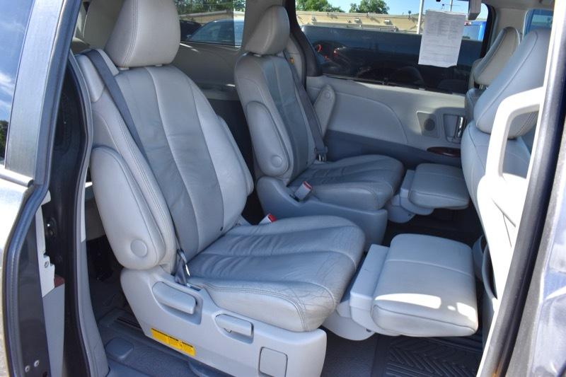 Toyota Sienna XLE AWD 7-Pass V6 2011