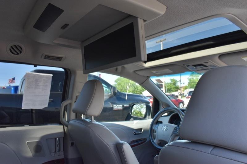 Toyota Sienna XLE AWD 7-Pass V6 2011