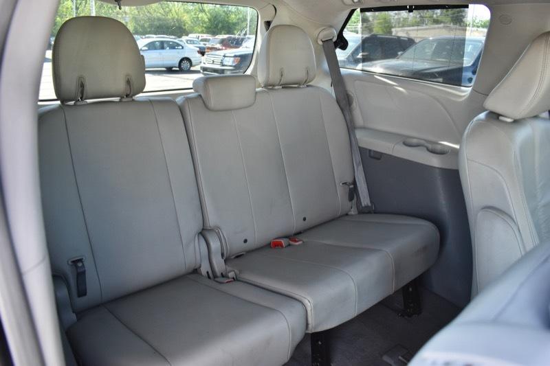 Toyota Sienna XLE AWD 7-Pass V6 2011