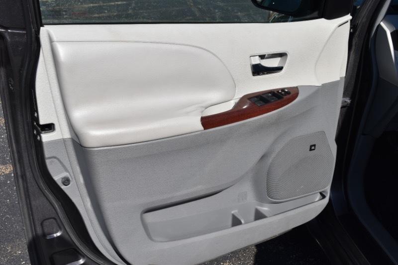 Toyota Sienna XLE AWD 7-Pass V6 2011