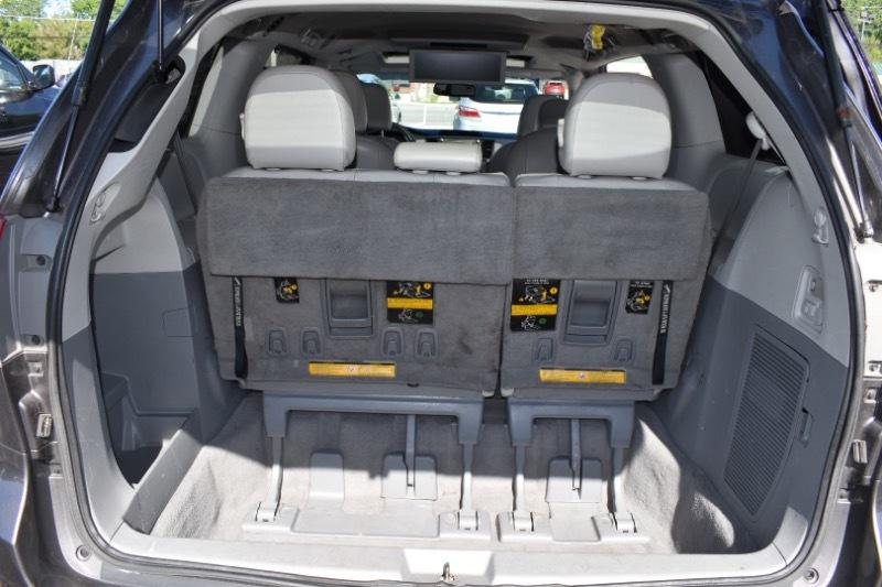 Toyota Sienna XLE AWD 7-Pass V6 2011