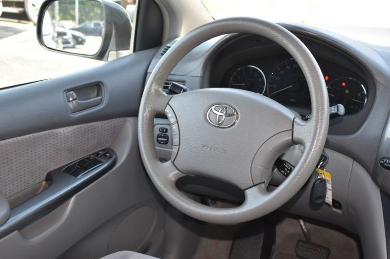 Toyota Sienna LE 7-Passenger 2006