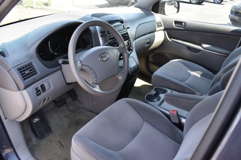 Toyota Sienna LE 7-Passenger 2006