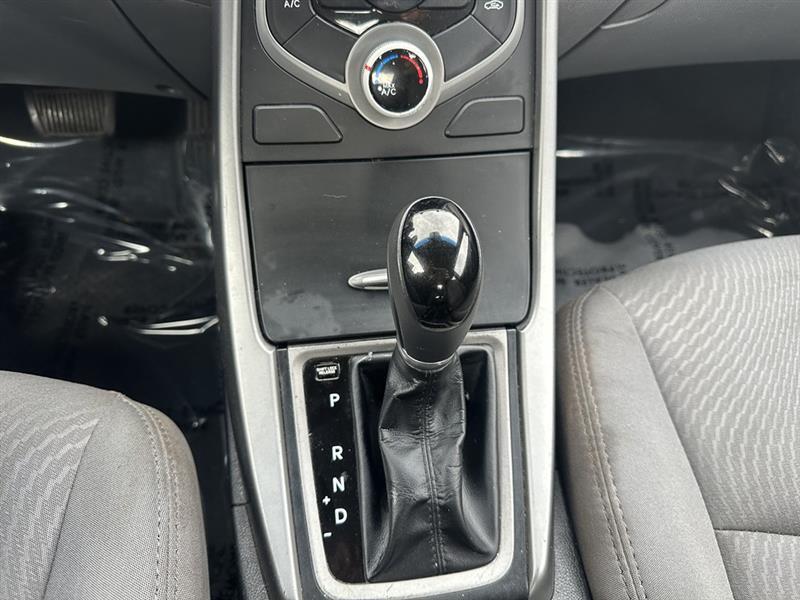 Hyundai Elantra SE 6AT 2015