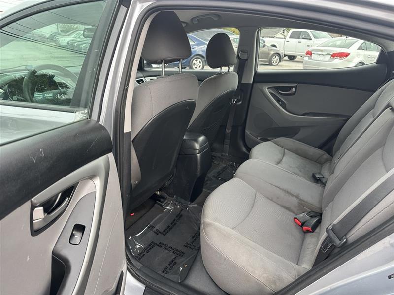 Hyundai Elantra SE 6AT 2015