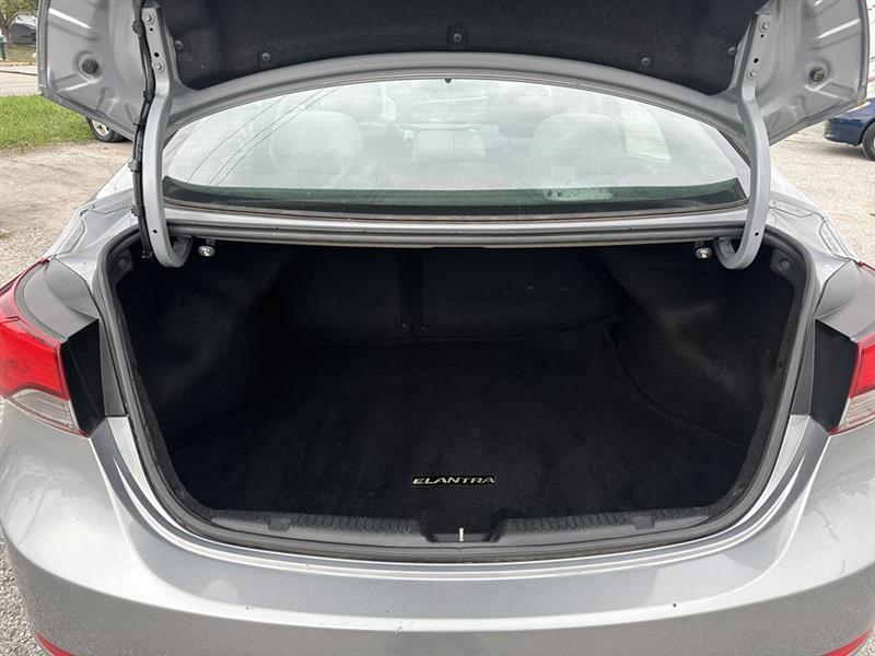 Hyundai Elantra SE 6AT 2015