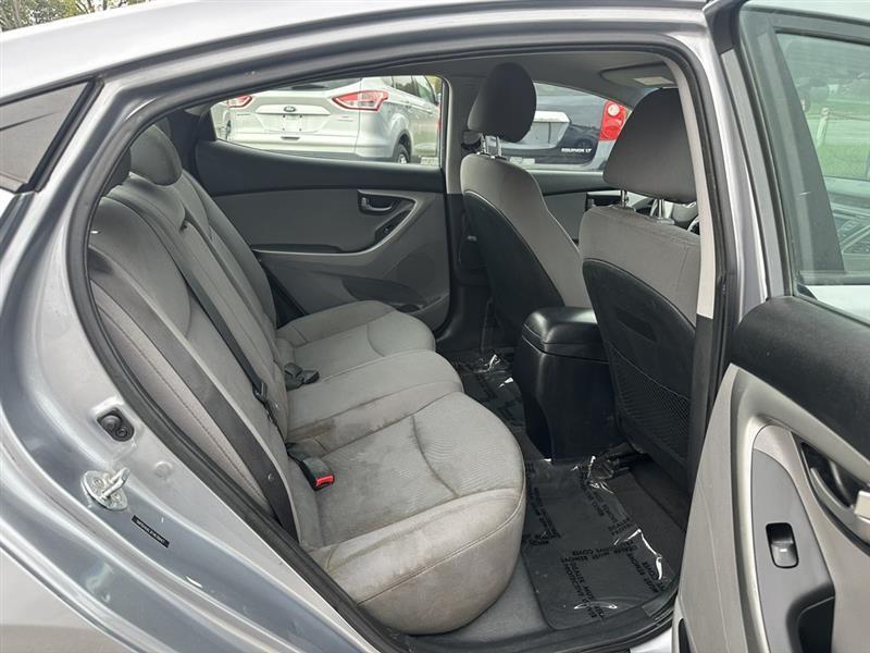 Hyundai Elantra SE 6AT 2015