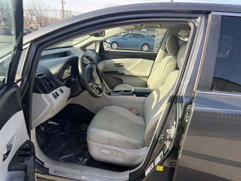 Toyota Venza LE I4 FWD 2013