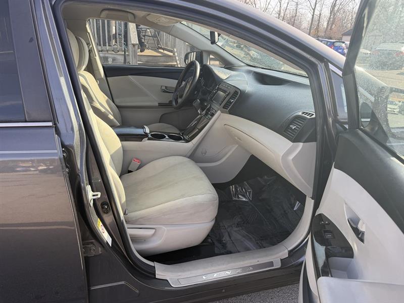 Toyota Venza LE I4 FWD 2013