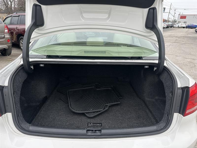 Volkswagen Passat 2.5L SE AT 2013