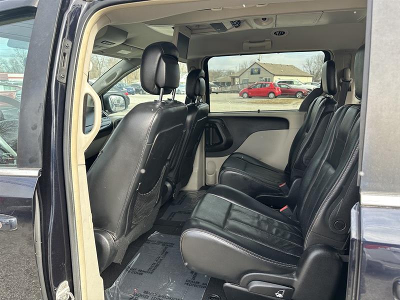 Chrysler Town & Country Touring-L 2011