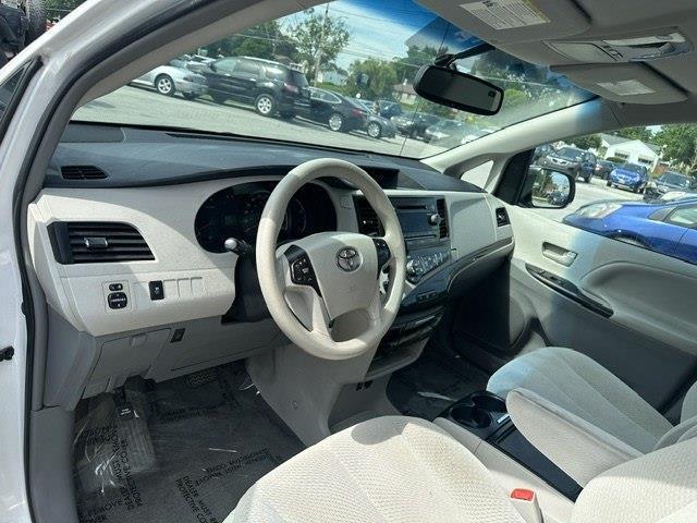 Toyota Sienna LE FWD 8-Passenger V6 2013