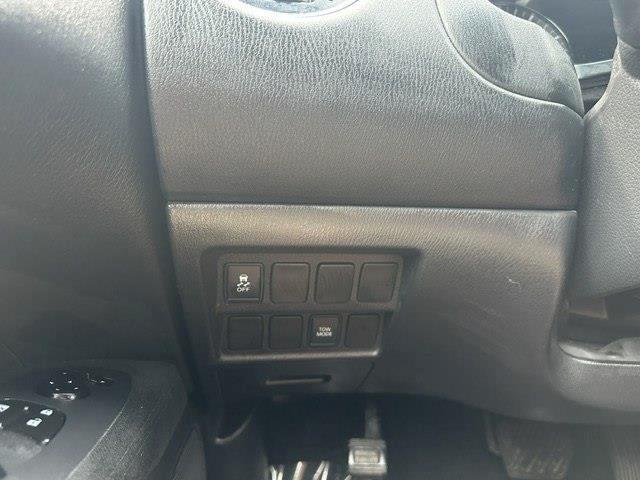 Nissan Pathfinder SV 4WD 2014
