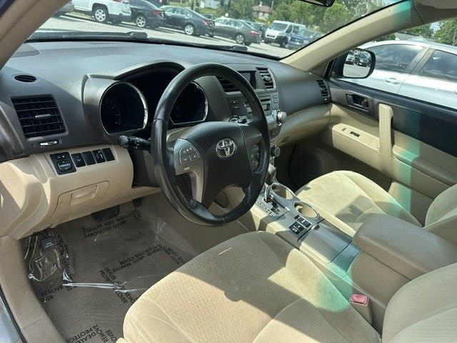 Toyota Highlander Base 4WD 2010