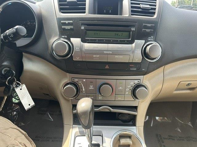Toyota Highlander Base 4WD 2010