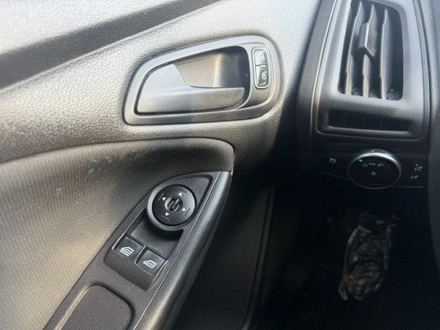 Ford Focus S Sedan 2015
