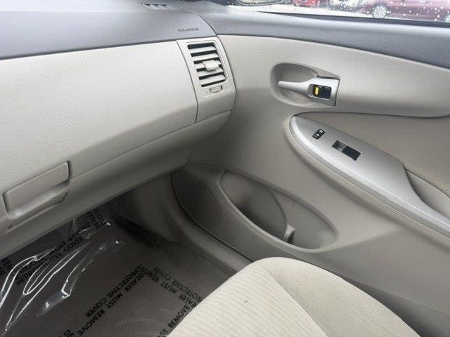 Toyota Corolla LE 4-Speed AT 2010