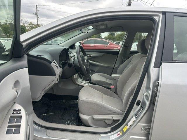 Toyota Corolla LE 4-Speed AT 2011