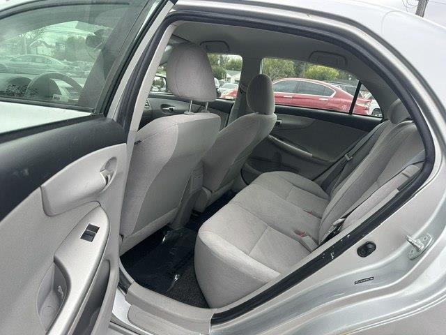 Toyota Corolla LE 4-Speed AT 2011